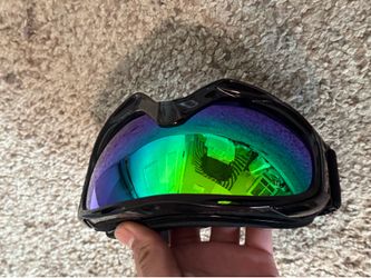 Snowboarding/ skiing goggles