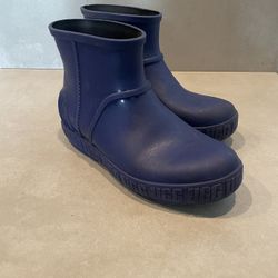 Size 4  UGG unisex-child Drizlita
