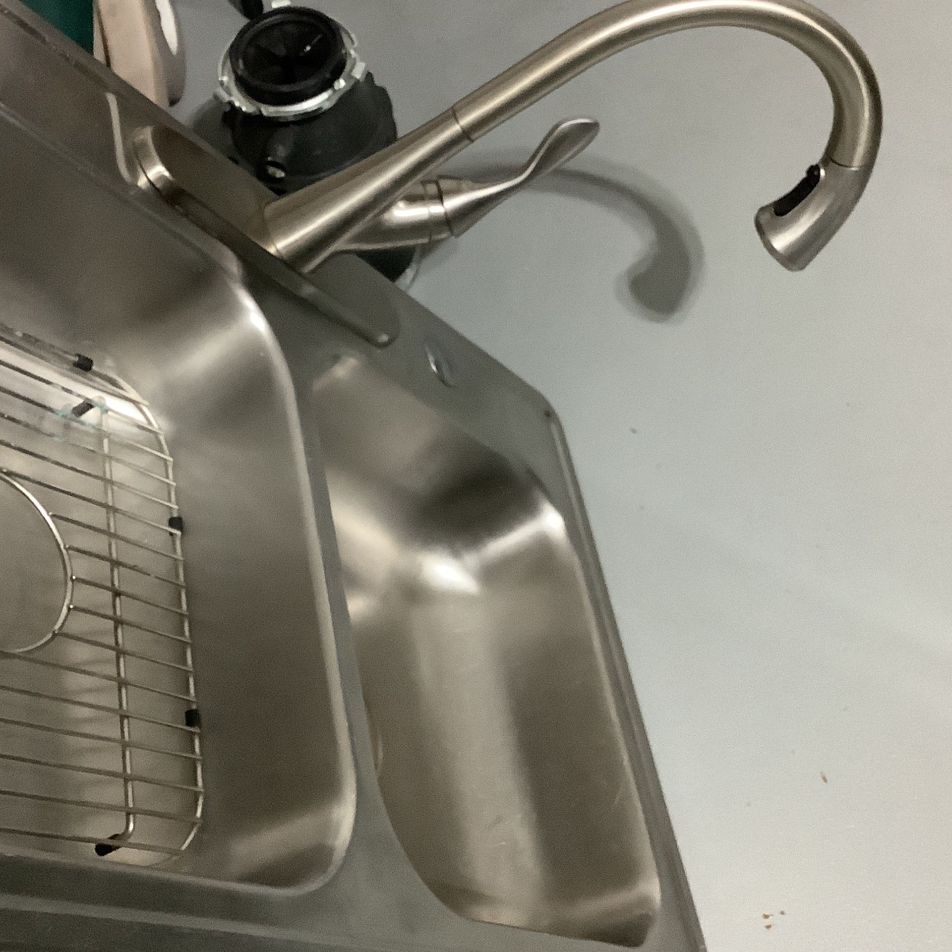 STAINLESS STEEL KITCHEN SINK , COMPLETE WITH GRINDER for Sale in Akron, OH OfferUp