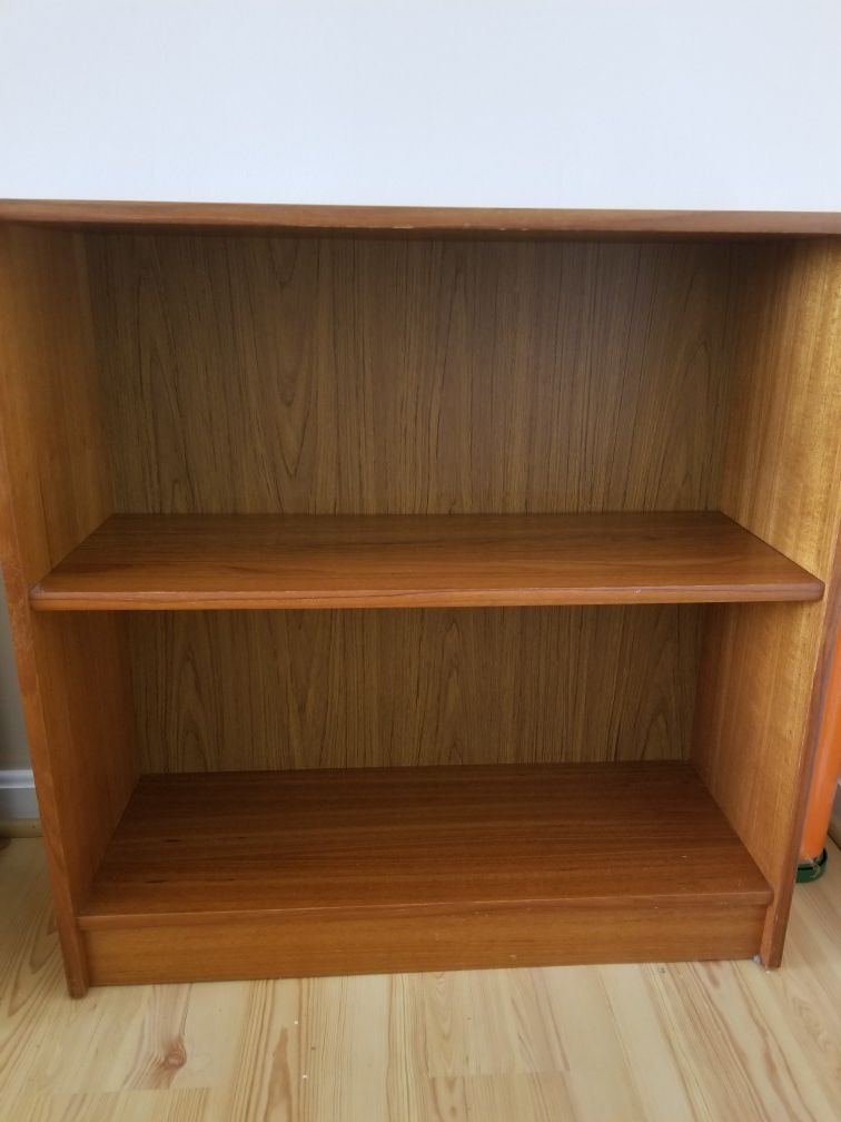 Set of two Solid wood book shelves