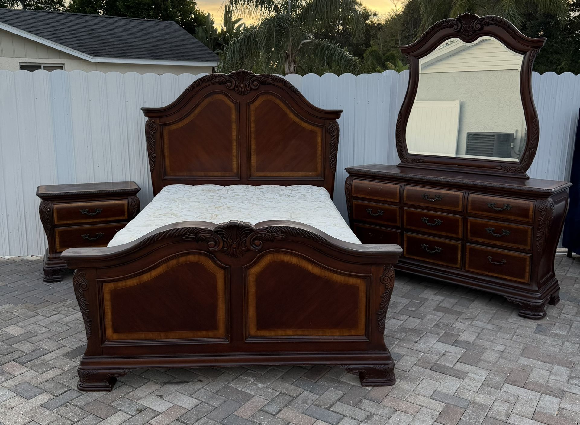 Beautiful bedroom set size Queen,from Ashley Furniture. Mattress included if you want it. Delivery available for an additional cost. Real wood