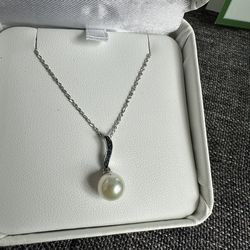 SPRING SALE🌺 Na Hoku Pearl Factory 14k white gold pendant with blue diamonds and a rare green Akoya pearl.