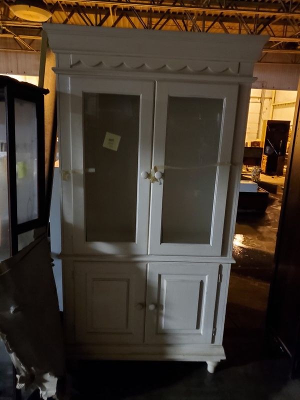 White Curio Cabinet for Sale in Memphis, TN - OfferUp
