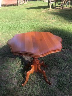 Small VINTAGE Scalloped Edge Top, Carved Single Pedestal Table