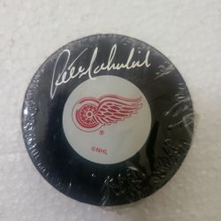 Pete Mahovlich signed puck