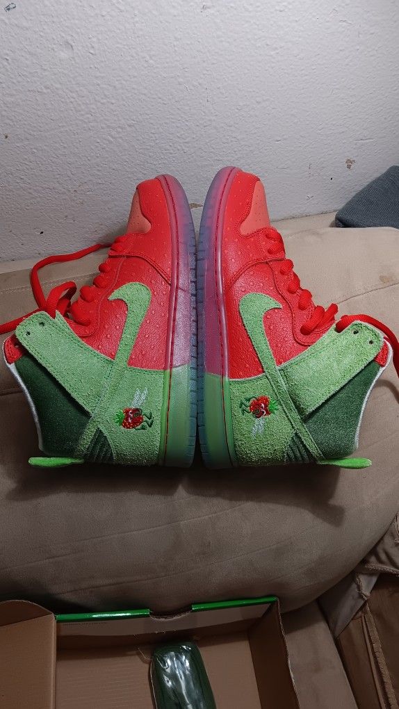 Nike Dunk High Sb Strawberry Cough