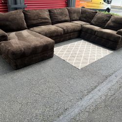 Sectional Couch!! Delivery Available 🚚!! Dimensions: 162” x 102” Length x 35” Height x 40” Depth ( 68” longer section)
