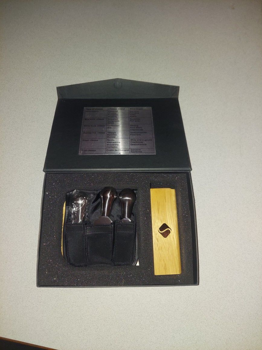 CHEESE CUTTING BOARD WITH CUTTING KNIVES IN CASE