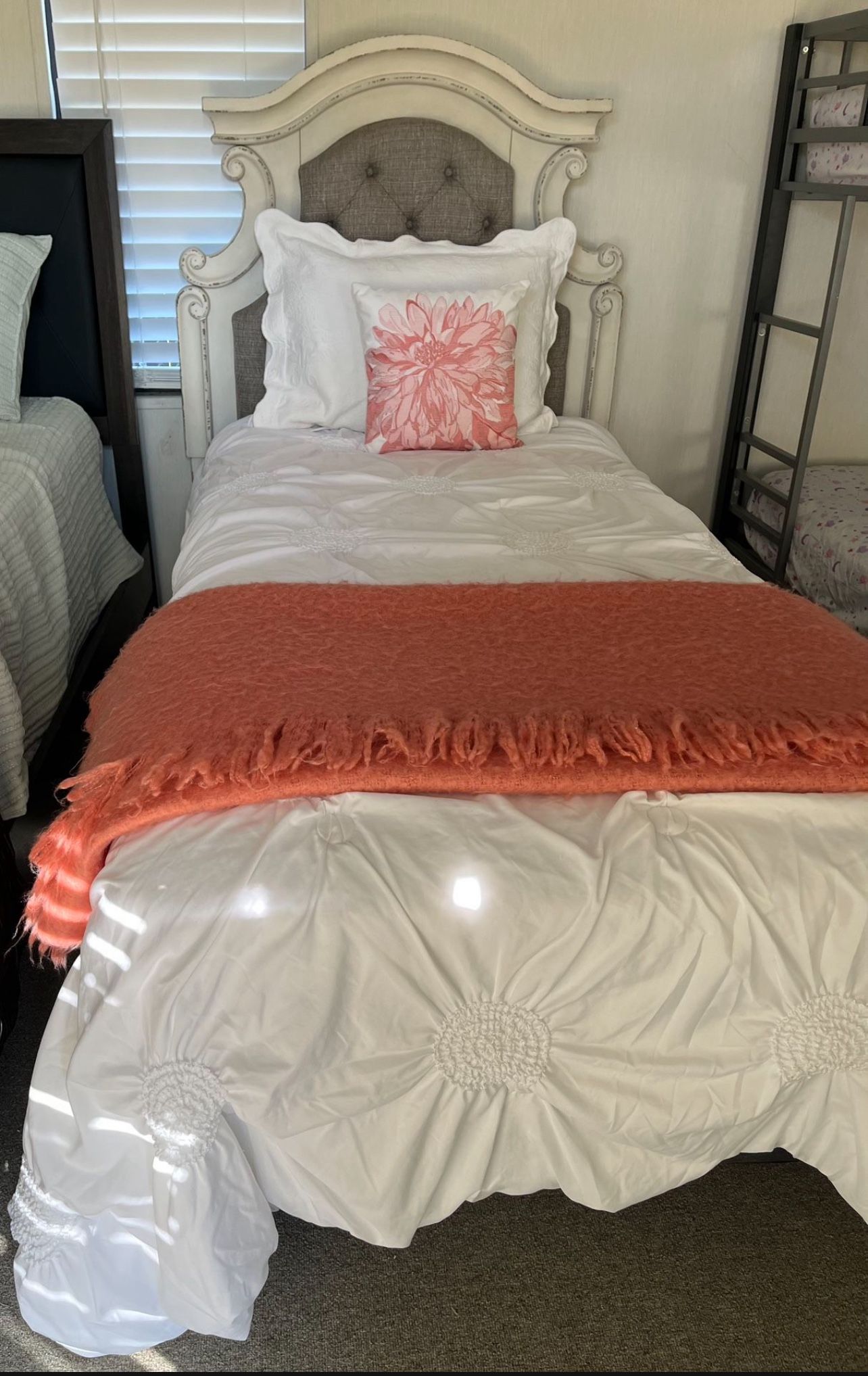 Twin size bed. Includes headboard, metal frame, boxspring, and mattress from Costco. Hablo español y hago entrego