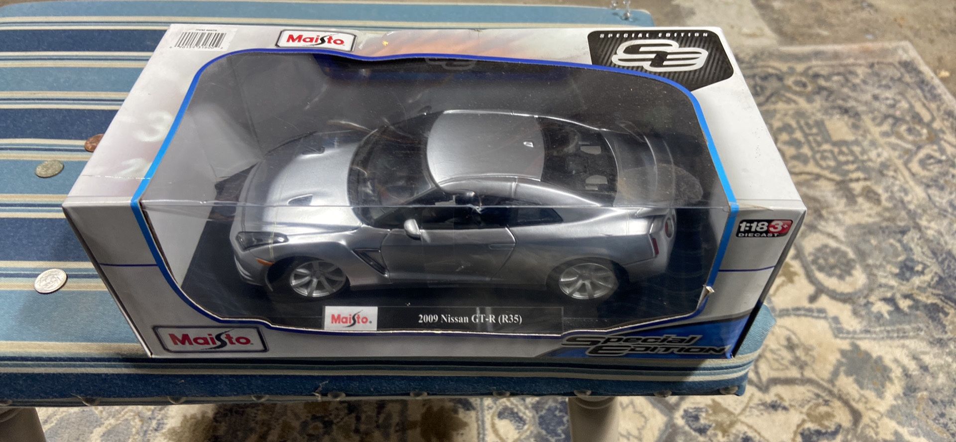 MAISTO SPECIAL EDITION SERIES 1:18 SCALE DIE CAST CAR SET - SILVER SPORTS COUPE 2009 NISSAN GT-R (R35) WITH DISPLAY BASE