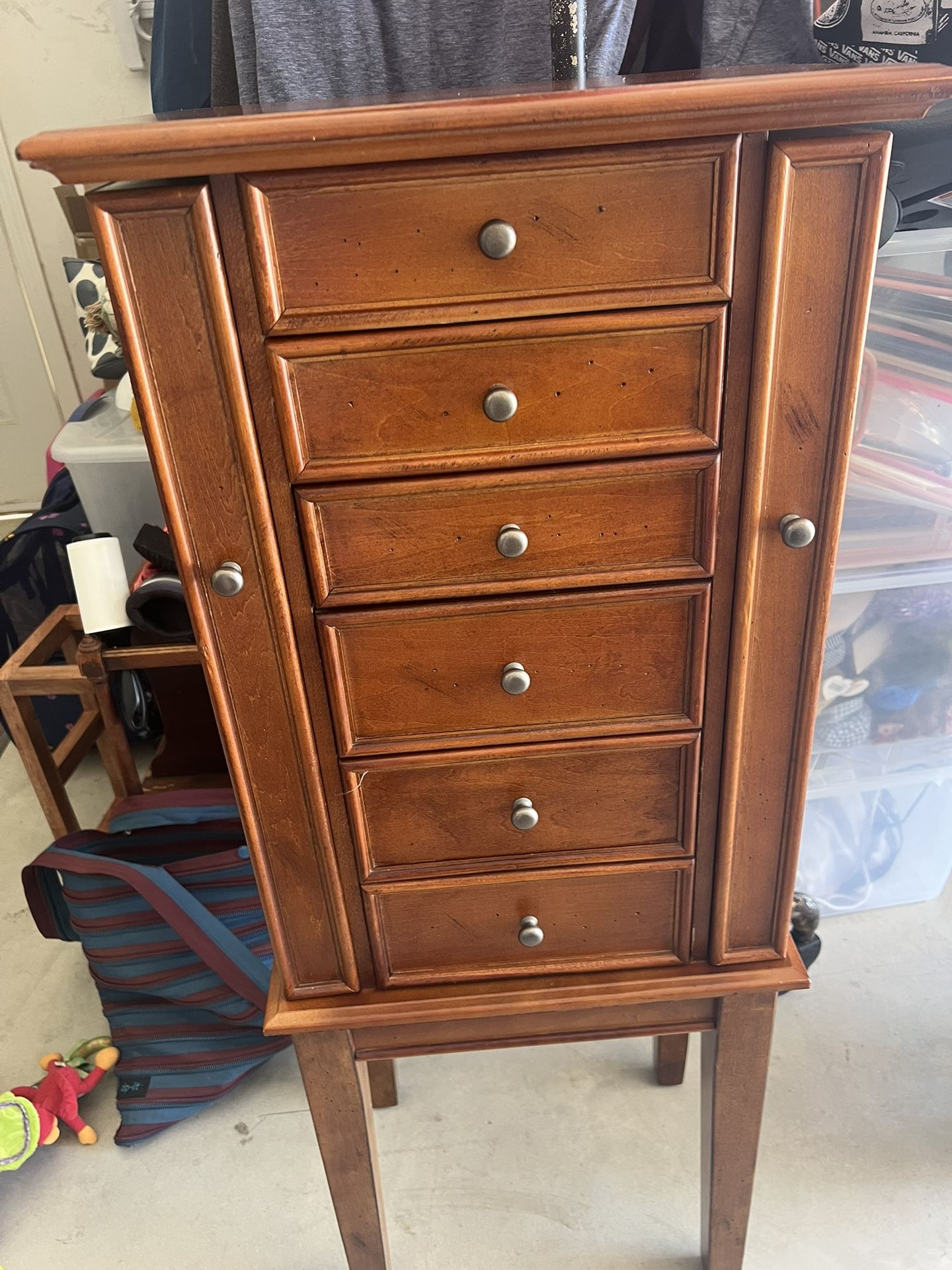 Beautiful jewelry box and great condition