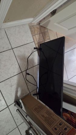 Vizio 32" smart TV with remote