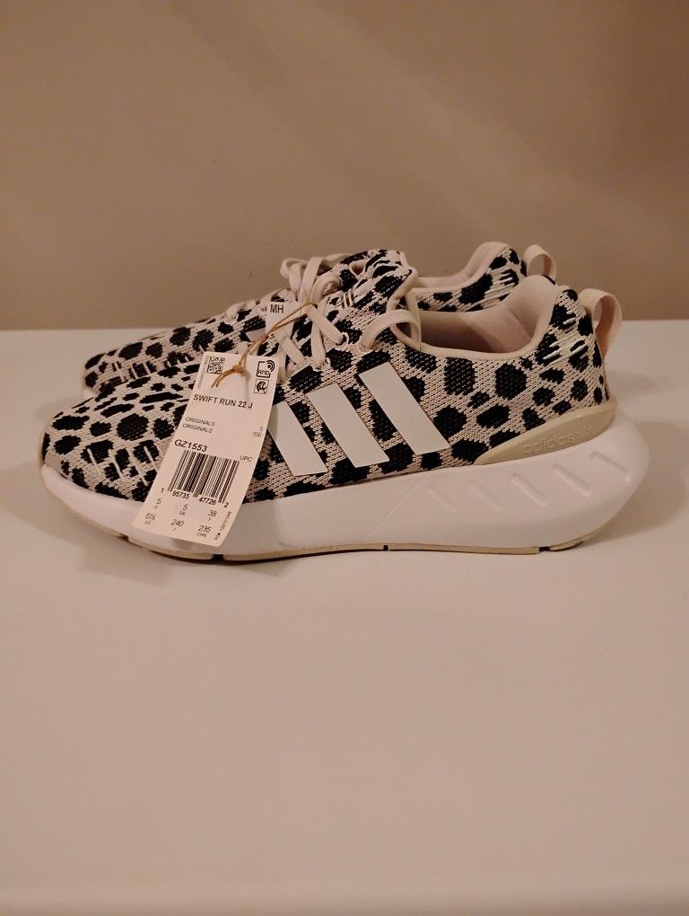 New W Tags Adidas 5 1/2 Youth Shoe Fits Size 7 In Women