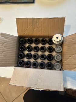 Dodge wheel lug nut with wheel lock and key