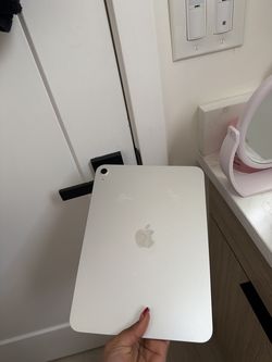 Apple iPad 128GB Silver – Like New!