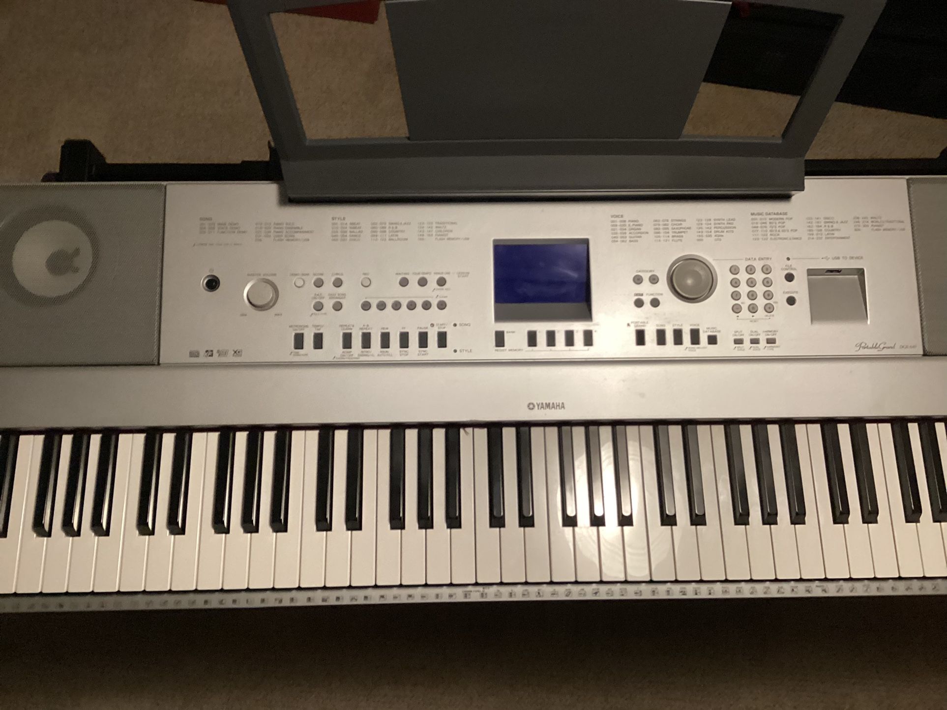 Yamaha DGX640 Portable grand