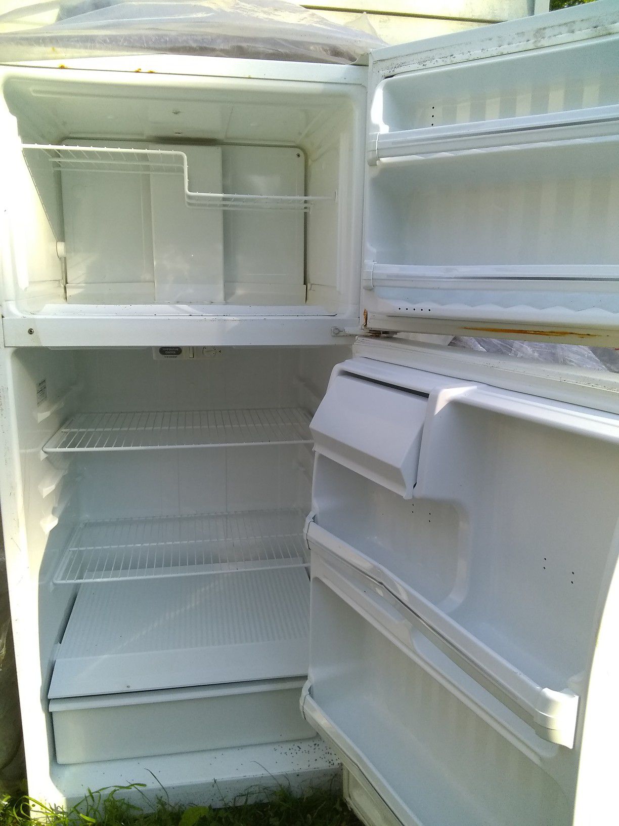 Ge. refrigator / freezer. mid size 14.6 cu ft