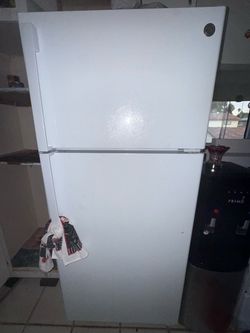 GE White Top-Freezer Refrigerator – Like New (2 Years Old) - Quick Sale!
