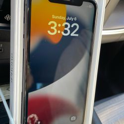 Unlocked iPhone 11 64g. 84% Battery Life 