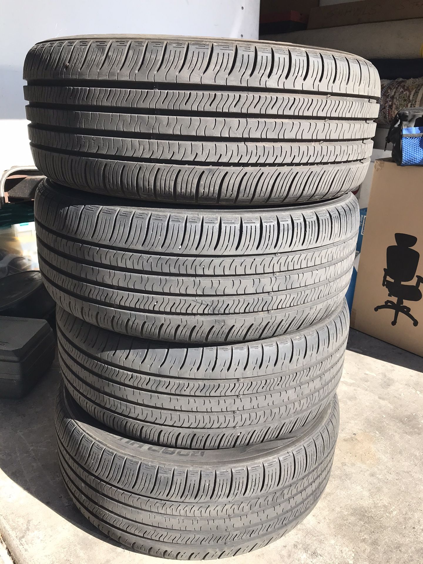 225/50/17 225/50R17 Road Hugger Tires