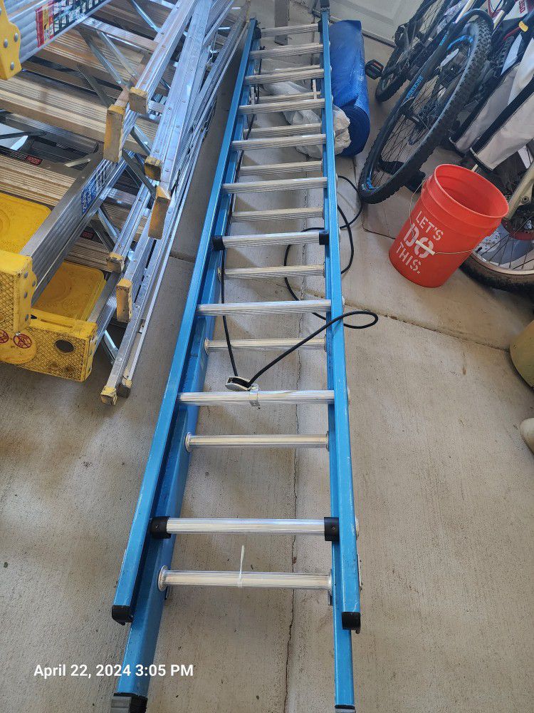 24ft Fiberglass Extension Ladder