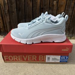 Sneakers Size 7 Woman’s 