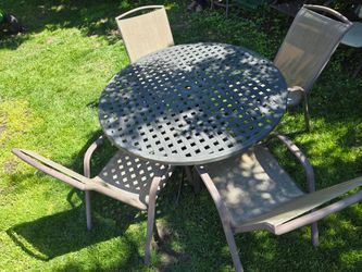 4 metal chairs W/cast Aluminum table