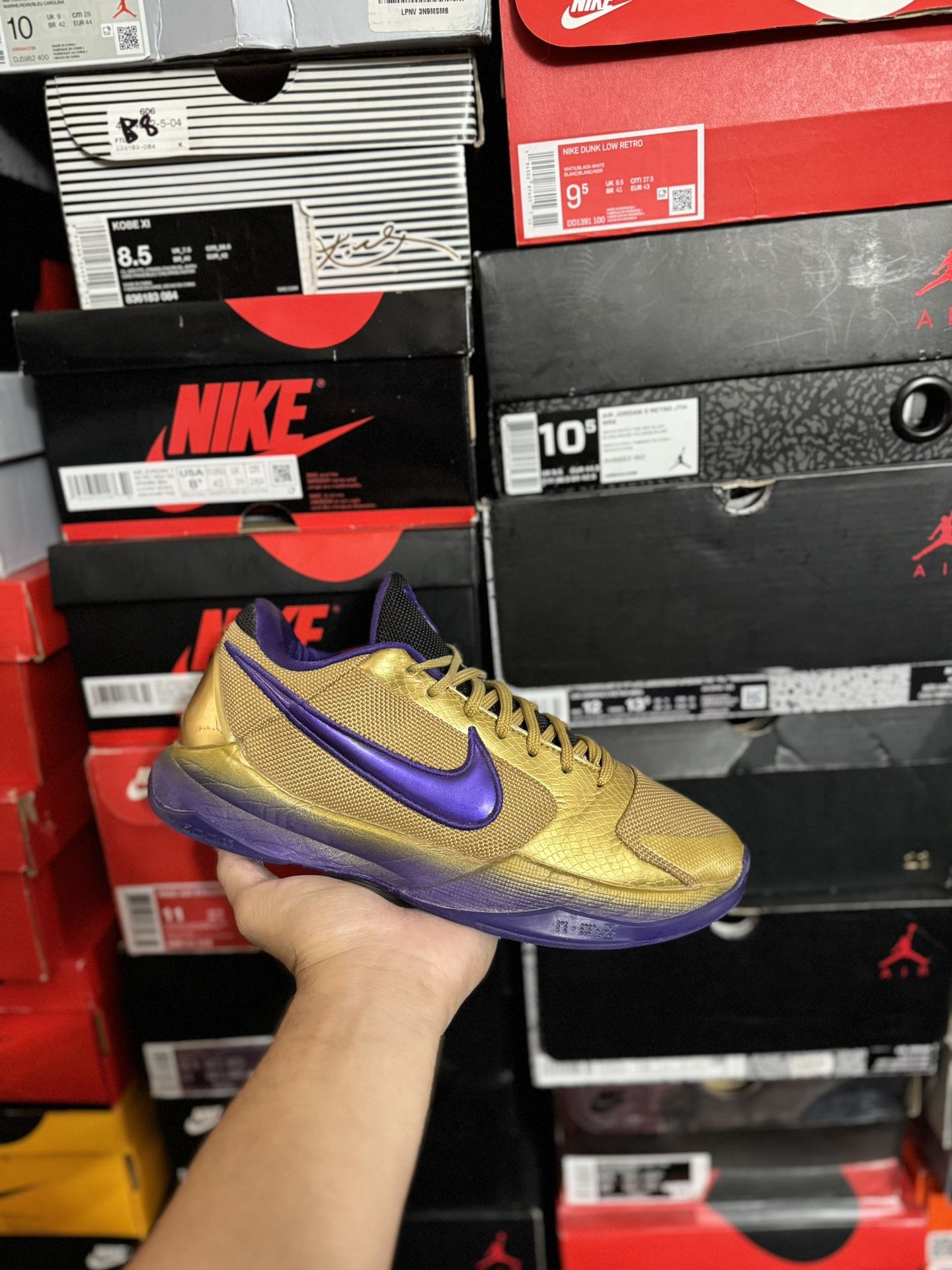 Kobe 5 Protro Undefeated Hall Of Fame size 8.5 USED But Clean