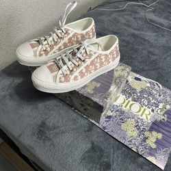 Walk'N'Dior Womans Sneaker Size 8