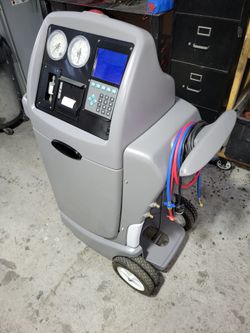 Robinair Automotive air conditioning refill, recycle machine