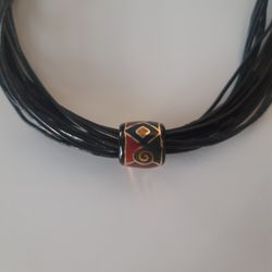 LEATHER CHOKER IN EXCELLENT CONDITION 