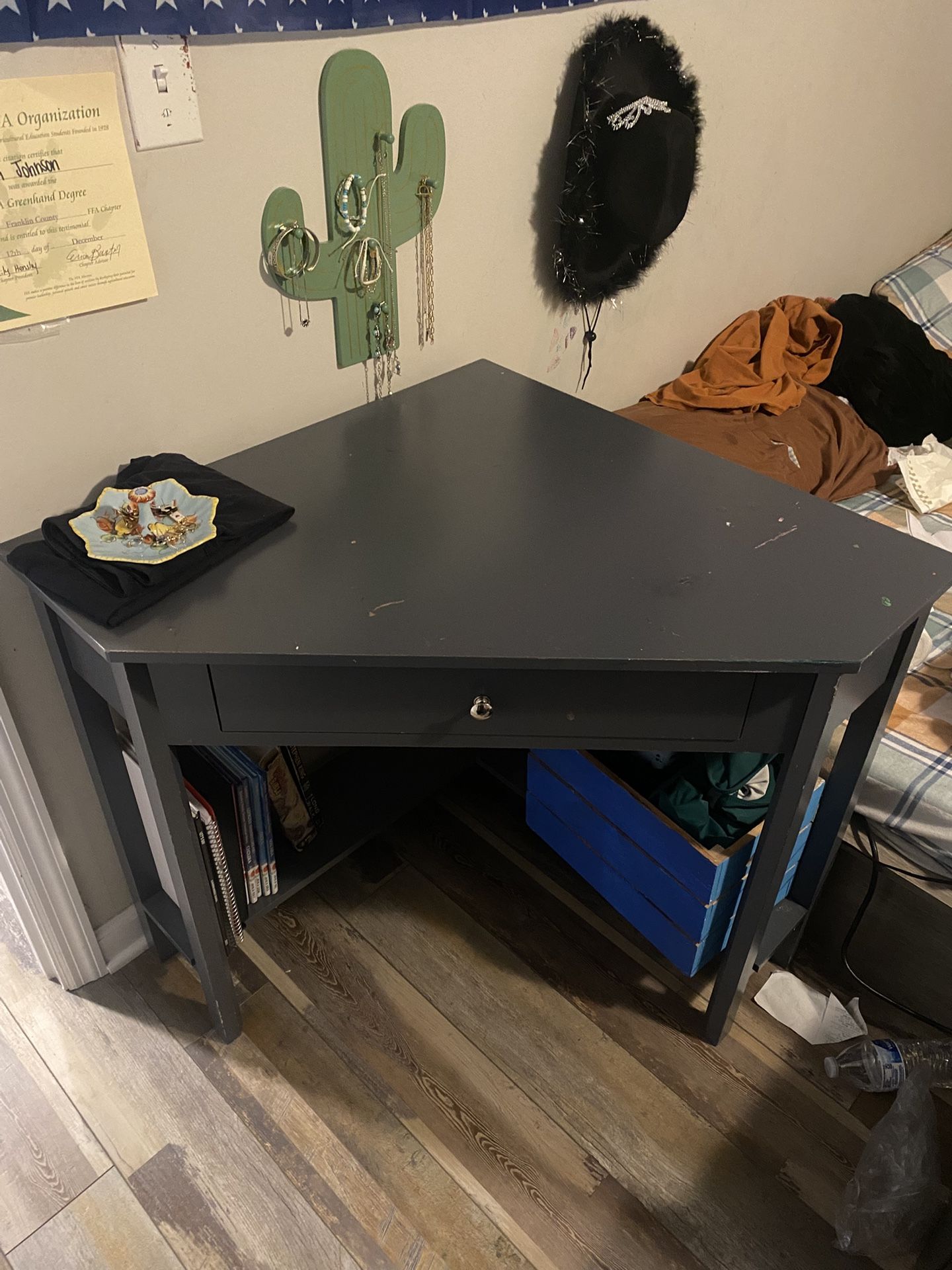 Lipo Corner Desk with Drawers
