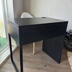 Black desk good condition (used)