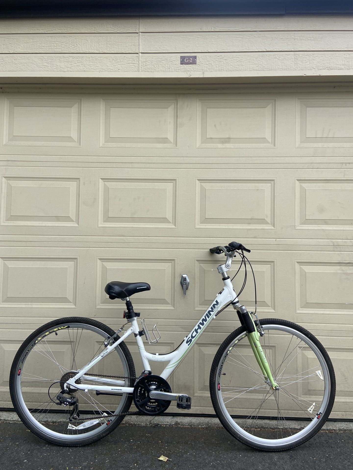Schwinn Trailway 700c/28” Hybrid Bike – 21-Speed – Lightweight Aluminum – Women’s Bicycle