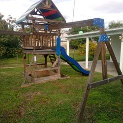 BACK YARD SWING SET FOR SALE 
