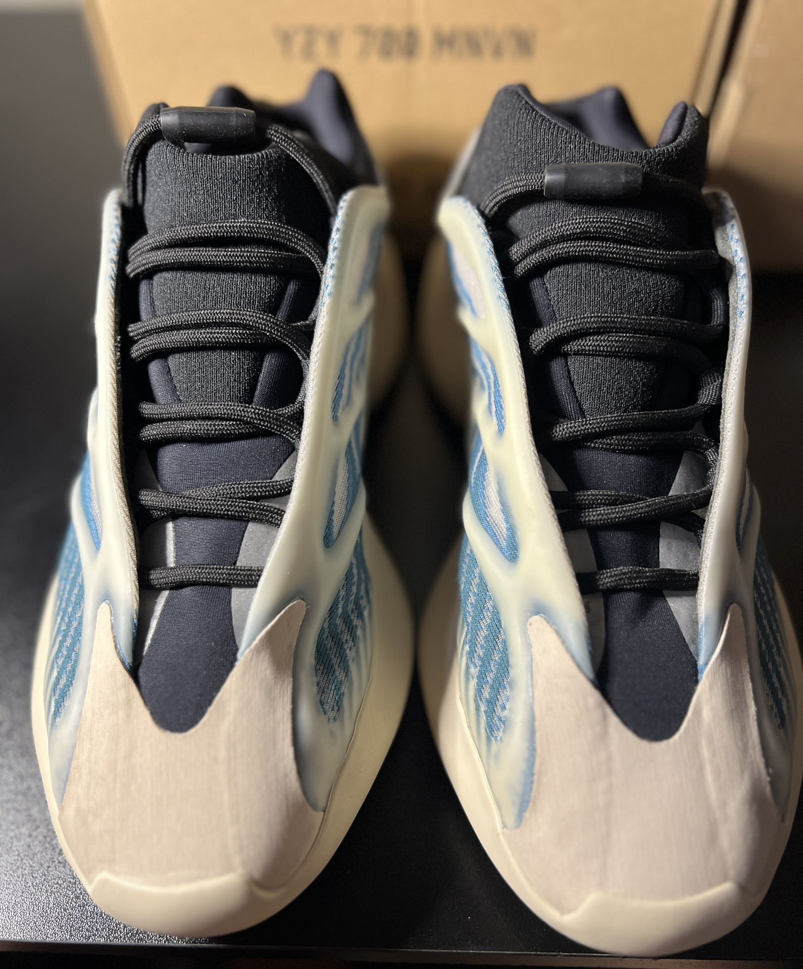 Yeezy 700 Kyanite Size 9.5 Mens