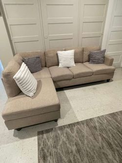 Beige sectional sofa with pillows included. Sofá seccional moderno color beige con cojines incluídos.
