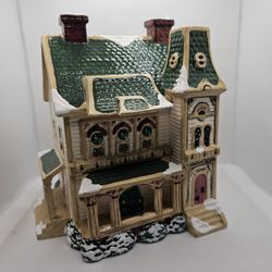 VINTAGE DEPARTMENT 56 CHRISTMAS SNOW VILLAGE RAMSEY HILL HOUSE 5067-9  WORKS 

Excellent Pre-owned condition,  no flaws 

LIGHTS UP

The product is a 