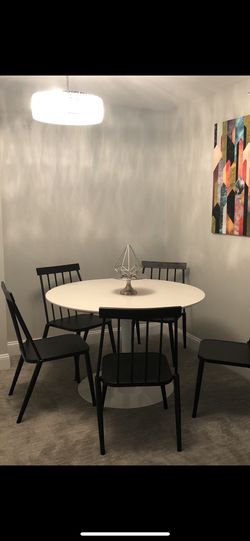 White Glossy 47” Round Table