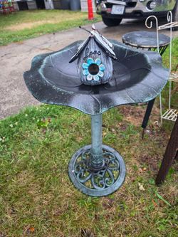 Very cute bird bath.