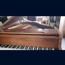 Story And Clark Piano 
