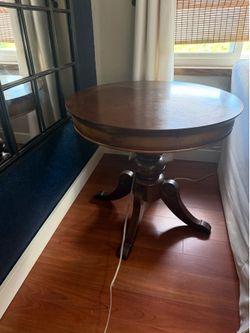 Pedestal table