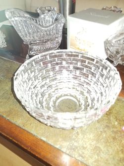BRAND NEW CRYSTAL BOWL PERFECGT FOR ENTERTAINING GUESTS!