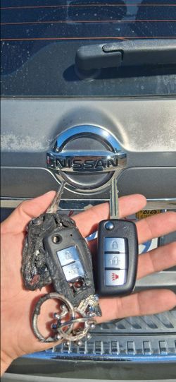 Car Keys And Remotes  / Llaves De Carro Y Controlles