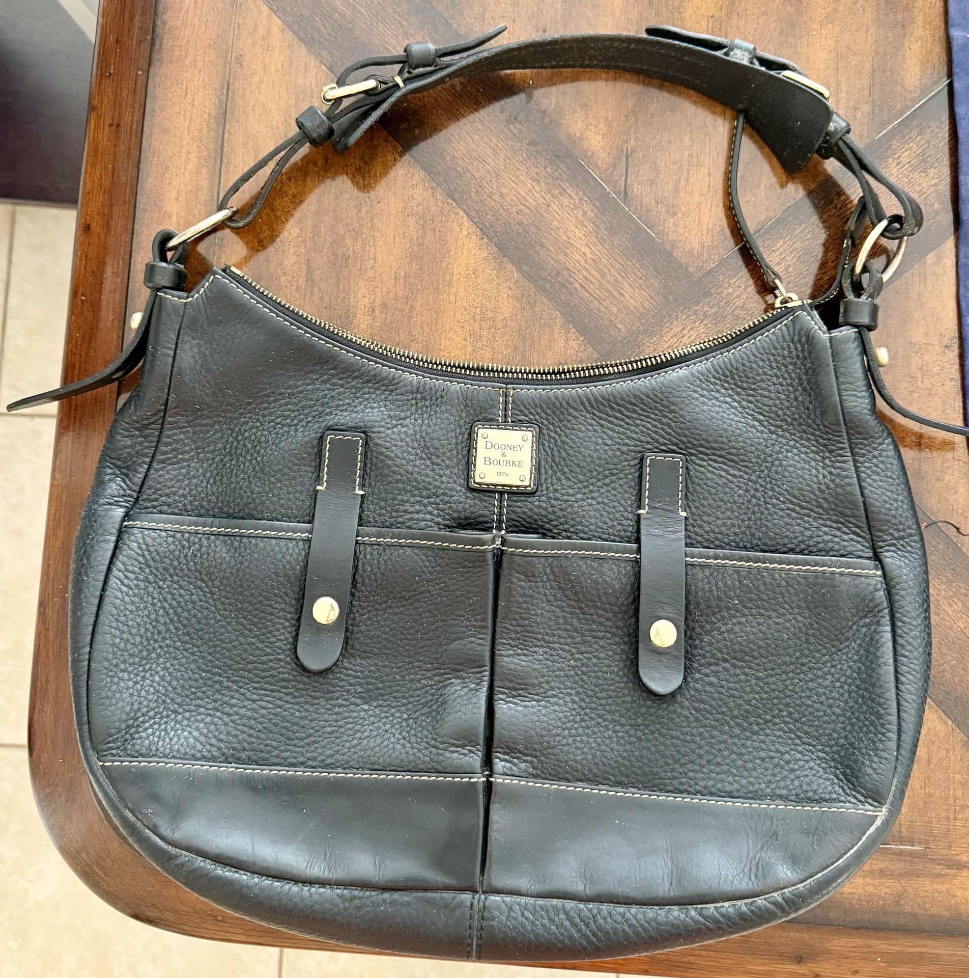 Dooney & Bourke Handbags for Women, Leather Shoulder Bag with Zipper Pockets
