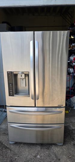 LG Stainless Steel French Door Refrigerator with Ice & Water Dispenser