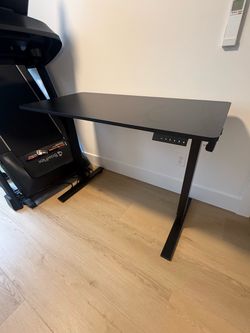 Standing adjustable desk