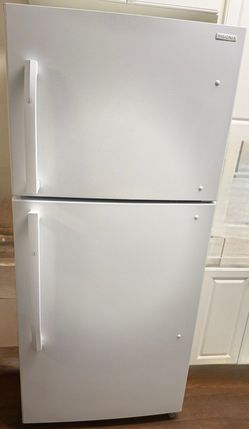 Insignia™ - 30 in. Wide 18 Cu. Ft. Top-Freezer Refrigerator with Handles - White