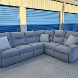 DELIVERY AVAILABLE 🚛🚚🚛 Super nice 4 piece power reciner sectional