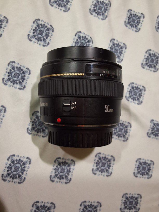 Canon EF 50mm 1:1.4 Lense w/ basic cover 
